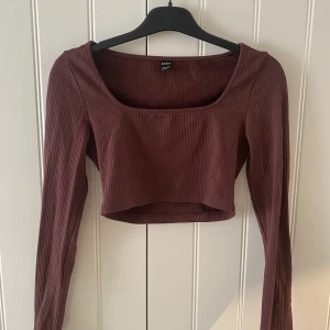 Brun topp - Har växt ur. Fint skick. Brun topp men skiftar i röd färg på bilden.