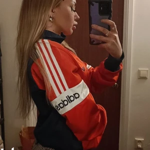 Adidas retro tracksuit Jacket   - Snygg välbehållen Adidas retro tracksuit Jacket. Passar XXS-L beroende på hur man vill den ska sitta men uppskattar strl till en lite oversize S. 