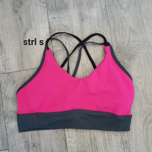 Sportbehå - Sportbehå  från adidas. Fin skick