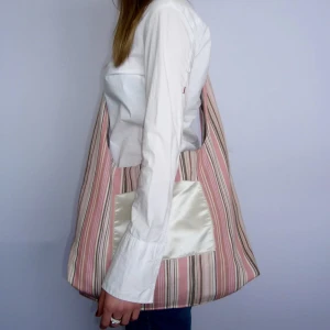 Dezzy väska - Väska med ficka av tyg från Lars Wallin! Mer info på Instagram ⭐️Väskan är handgjord av oss och sydda utifrån våra väsk-mönster. Däremot varierar dem lite i storlekarna så skriv till oss om ni har några frågor om mått etc!💗