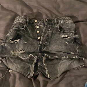 Svarta short - Korta jeansshorts. Med knappar som stänger istället för en gylf. 