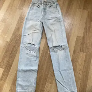 Straight jeans från ginatricot i storlek 32