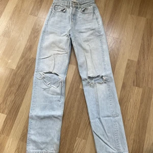 Straight jeans - Straight jeans från ginatricot i storlek 32
