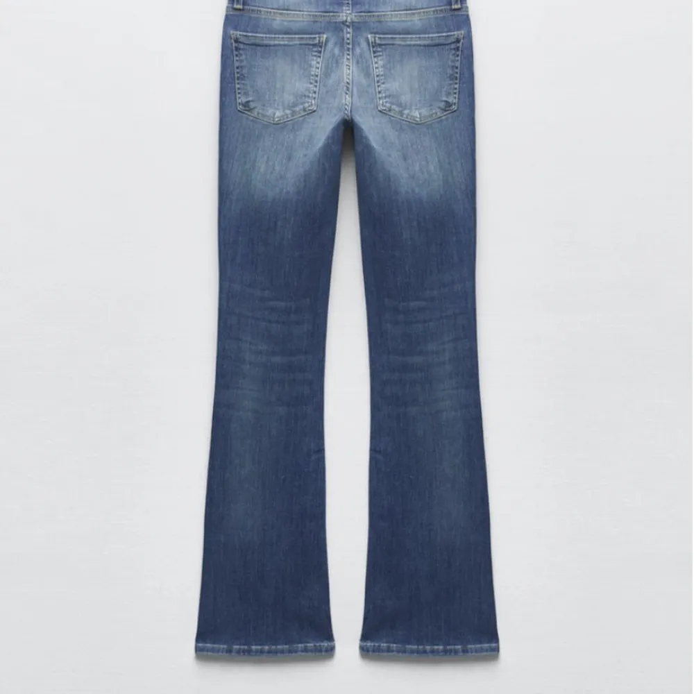 lågmidjade zara jeans som köptes men aldrig kom till användning💖 super snygga och har inga defekter. skriv för mer bilder 💞 priset kan diskuteras . Jeans & Byxor.