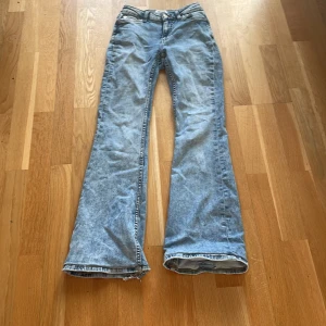 Ett år jeans från Weekday storlek 23 - Ett par jeans från Weekday i storlek 23. Sytt dom kortare pågrund av att dom var för långa och också för att dom hade gott sönder där nere vid fötterna. Hålen syns inte när man har på sig jeansen.