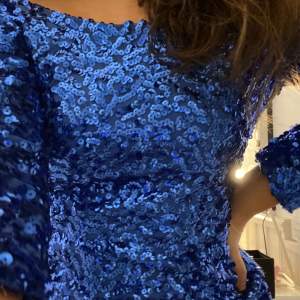 En blå paljett klänning från VILA. Jättefin på och stretchig i materialet! Skriv privat för frågor eller fler bilder 🌸⚡️