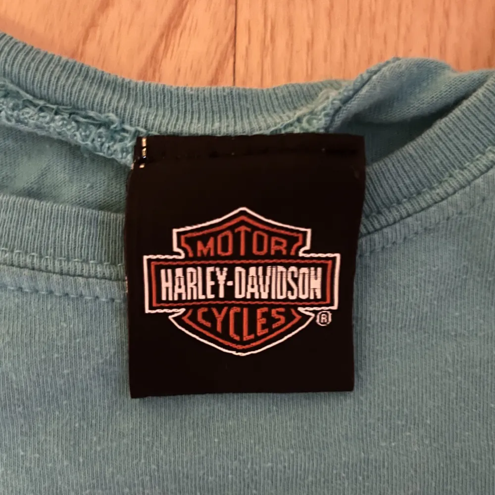 Jätte fin Harley Davidson tröja, passar perfekt men färgen passar inte mig så mycket💕💕. T-shirts.