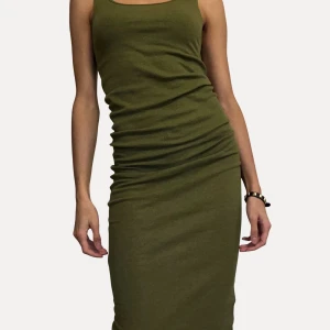 Grön ribbad klännig - Ribbar militärgrön klänning, stretchigt material