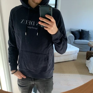 Les deux hoodie - Säljer denna snygga Les Deux hoodie som endast är använd 1 gång och sedan legat i skåpet bara!