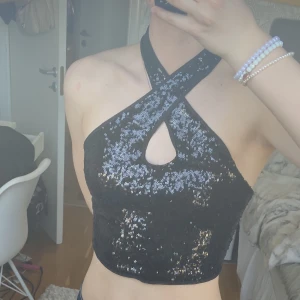 Fest topp - Jätte fin glitter topp som sitter runt halsen