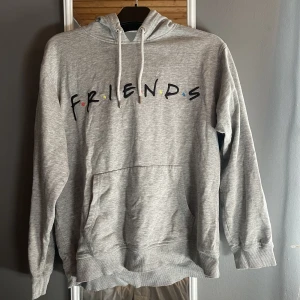 Friends hoodie. - Lite tunnar material än vanliga hoodies. Storlek M. Pris kan diskuteras. Den är ifrån H&M