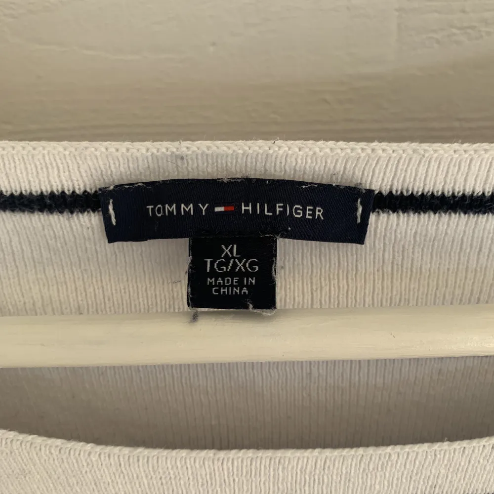 Randig stickad tröja från Tommy Hilfiger. Lite tunnare stickad i bomull. Fint skick, liten i storleken . Stickat.
