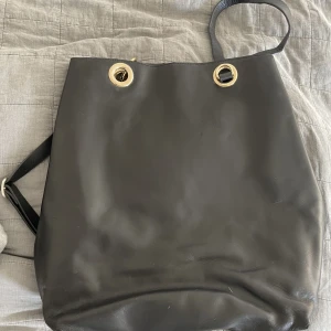 Rodebjer ryggsäck  - Stor ryggsäck från Rodebjer. Några smårepor men i gott skick. 100% skinn