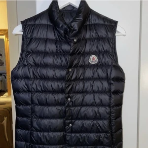 Intressekoll moncler väst - Äkta Moncler väst som passar en xs-s. Köpt på Plick men kvitto finns för den som vill köpa! Med scan 