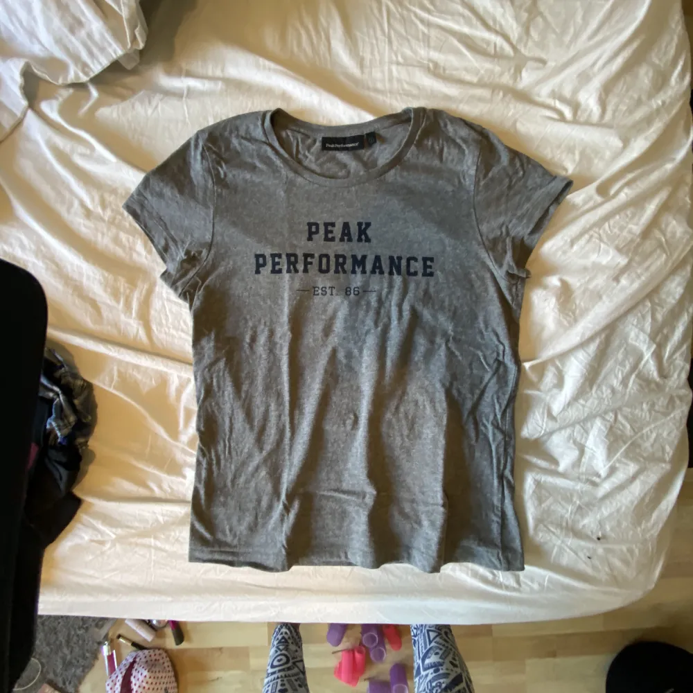 Grå peak performance t-shirt. Bra skick😊. T-shirts.