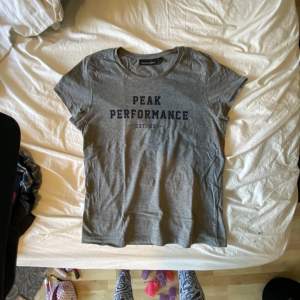 Grå peak performance t-shirt. Bra skick😊