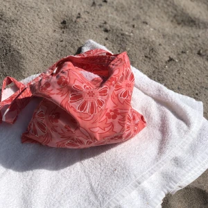 Egensydd totebag - Totebag gjord på återvunna tyger. Perfekt till sommaren. Klassisk model och den mäter ca 35x21 cm. Långa axelband. Svarar gärna på frågor. Tvättas i maskintvätt (max30 grader). 