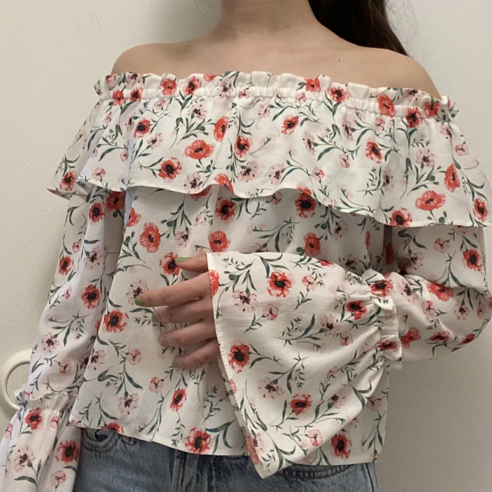 Long sleeved off the shoulder top. Worn only a few times, good condition (no rips). Really breathable fabric, good for spring and summer. . Blusar.