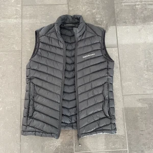 Peak väst - SÄNKT PRIS❗️❗️ Peak performance väst i väldigt bra använt skick!  Storlek: M Priset är inte hugget i sten✌🏼 