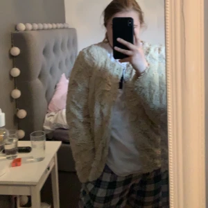 Beige mjuk jacka  - En jättefin mjuk beige jacka från Vero Moda. Är knappar på så man kan stänga. Använd typ 3-4 gånger och är i väldigt fint skick. 