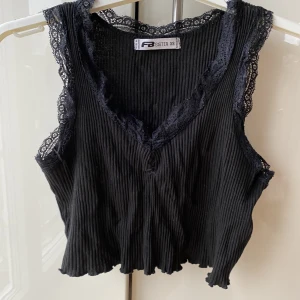 Svarta linnen - Säljer dessa linnen, ett i bomulls material och ett i ett lite sportigare matrial. Första linnet kostar 50 kr och det sportigare kostar 65 kr. Det första linnet är i stl xs och det andra är i xxs.