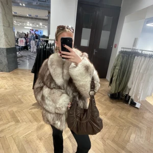 Pälsjacka - Säljer denna jätte fina pälsjacka som jag köpt i en pälsbutik i Prag. Köpt för 9000kr och är i nyskick.