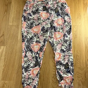 Byxor - Byxor från hm divided, kommer inte till användning för mig längre.