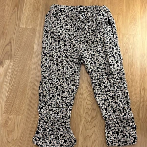 Byxor  - Byxor från Lindex som inte kommer till användning för mig längre.