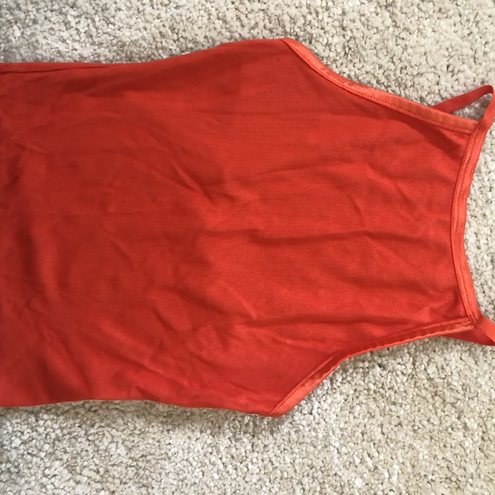 Gulligt oranget linne med djupare rygg, från Bikbok i storlek xs💖. T-shirts.