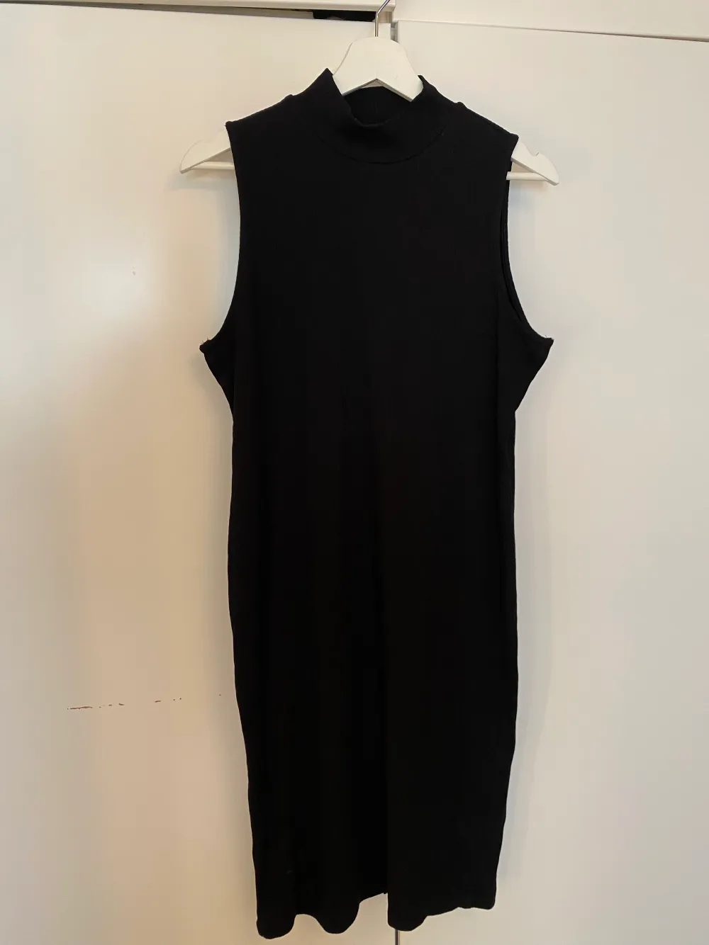 En svart klänning från HM, använd 1 gång. . Klänningar.