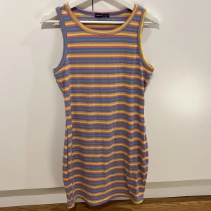 Klänning  - Klänning från SHEIN, kommer inte till användning för mig längre. 