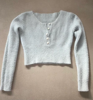 Tröja - Mjuk och väldigt skön tröja/topp i jättefin pastell blå färg. Har används endast ett par gånger. 