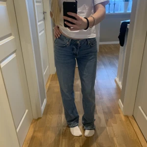 Lager 157 jeans - De as snygga jeansen ”icon” från lager 157! Säljer pga har köpt ett annat par. Har sprättat längs ner då jag ville hade de lite längre, är 160 och de är alldeles för långa men så snygga!! Är ungefär low/mid waist!💗
