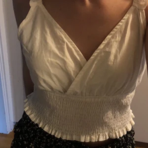 nakd topp 🩷  - jättefin topp i bomull från na-kd 💕köpte i augusti men säljer nu pga för stor storlek 🩷 