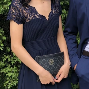 Långklänning - Säljer denna långklänningen som är insydd över bröstet (har A kupa) och även uppsydd så den passar mig med klackar (är 165 cm) 