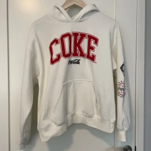Coke Cola hoodie - Köpt på H&M, 8/10 skick, knappt använd, andra och tredje bilden är på hoodiens ärmar🫶🏼