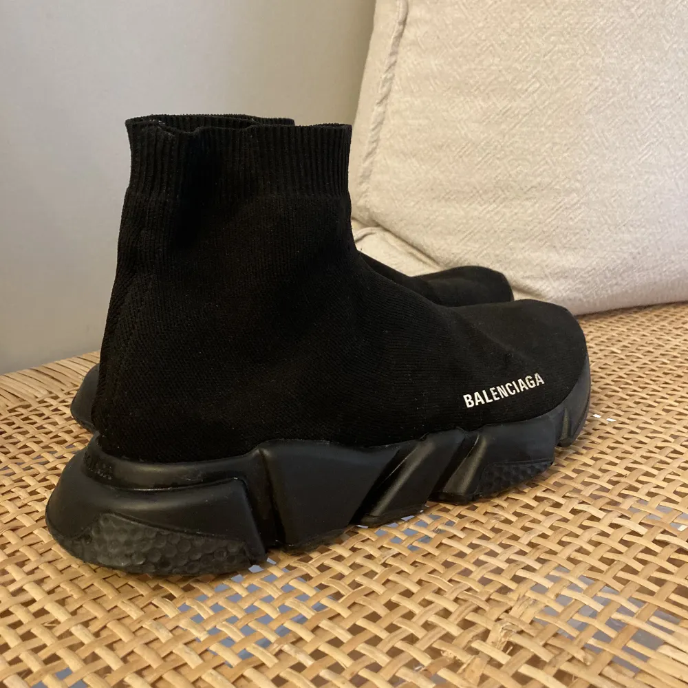 Säljer nu mina Balenciaga speed trainers i storlek 42, skorna är i bra skick och låda med kvitto finns kvar.  Pris går att diskutera vid snabb affär och önskas mer bilder så fixar vi det . Skor.