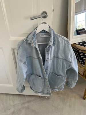 Zara jeansjacka  - Zara jeansjacka, endast använd fåtal gånger storlek xs💞💞
