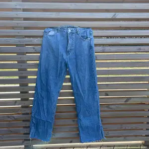 Snygga jeans, högmidjade. Säljer dem då det är förstora. Även slits vid slutet av benen.  Storlek L  Från new yorker  +frakt 