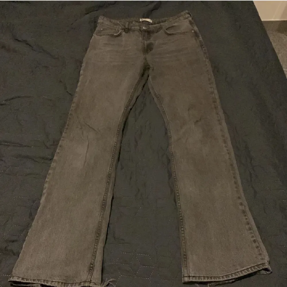 Gråa jeans från gina i storlek 36. Köpes sent i augusti och användes bara i september, är i mycket bra skick. Pris 250kr. Jeans & Byxor.