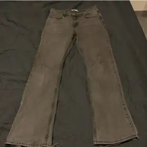 Gråa jeans från gina i storlek 36. Köpes sent i augusti och användes bara i september, är i mycket bra skick. Pris 250kr