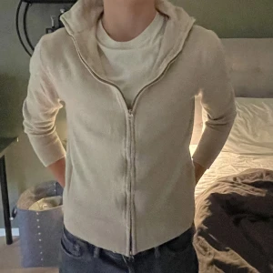 Stickad tröja med dragkedja - Sjukt snygg stickad tröja med dragkedja i merinoull. Storlek M men ganska liten i storleken