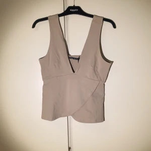 Snyggt linne  - Beiget linne från bubbleroom. Helt nytt så lappen hänger kvar. 