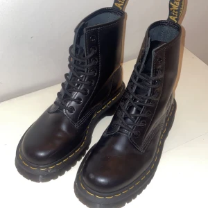 Dr.Martens - Knappt använda. De röda skosnörerna har jag köpt vid sidan om men de medkommer om man vill ha dem. 🤍