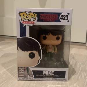 Mike Wheeler Stranger Things Funko Pop - Stranger Things Mike Wheeler funko pop figur, #423. Figuren har tagits ur lådan men både lådan och figuren är i bra skick. Pris kan diskuteras, jag vill mest bli av med den.