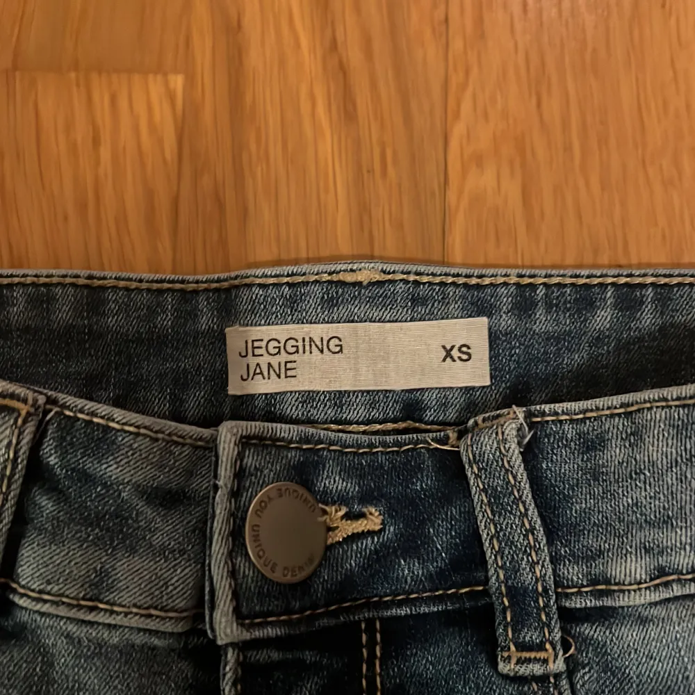 Säljer nu dessa jeans som inte kommer till användning längre!💕 Mid Waits!💕 Storlek Xs!💕 Vill ni ha fler bilder så går de att lösa!💕. Jeans & Byxor.
