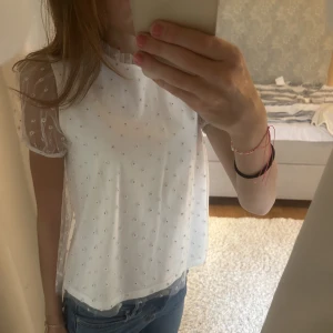 Vit topp  - jättesnygg och unik topp 😍😍 använd fåtal gånger!! 💕☺️🙏