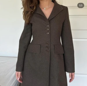 Brun kappa - Köpte även denna fina kappa från elisecherievintage men dessvärre var även den för liten då jag inte kunde knäppa den över brösten. 