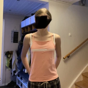 Peach linne - Peach/rosa linne med tryck på framsidan från h&m💕Använd ca 3 gånger och har nån liten typ grå/peach fläck som inte syns om man inte har supersyn. Strl. 158/164 men passar som XS☺️