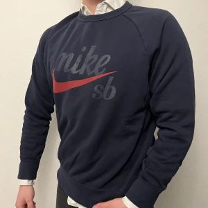 Nike SB Sweatshirt  - Nike Sweatshirt i storlek M.  Riktigt skön tröja med bra kvalitet! Snygg mörkblå färg.  Inga fläckar, hål eller andra defekter! Säljes då den ej används.